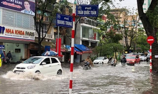 Ngập nặng trên hàng chục tuyến phố Hà Nội chiều nay