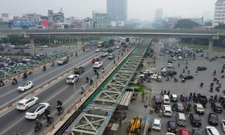 Hợp long hai cầu vượt thép tại nút giao Mai Dịch sau 6 tháng thi công
