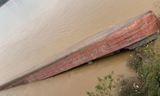  Tàu xà lan chở cát bị lật úp tại chân cầu Chương Dương