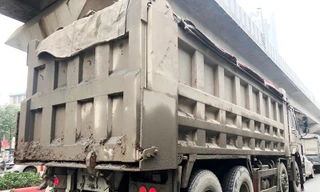 Xe chở vật liệu đi giờ cấm 'xả' bùn đất gây bụi nhiều tuyến phố 