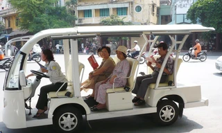 Xe điện đang hoạt động tại phố cổ và bờ hồ Hoàn Kiếm, Hà Nội. Ảnh: Trọng Đảng