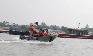 Cảnh sát kiểm tra, nhiều tàu chở cát ‘dừng hình’ không chạy