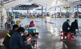 Lực lượng liên ngành Hà Nội ngồi dưới mưa ‘canh’ chốt cửa ngõ