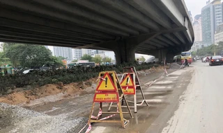 Nhiều tuyến phố lớn Hà Nội tiếp tục xén dải phân cách