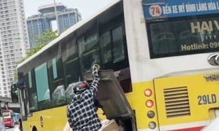 Xe buýt hoạt động như “xe dù” trên đường Phạm Hùng, Hà Nội chiều 22/5.