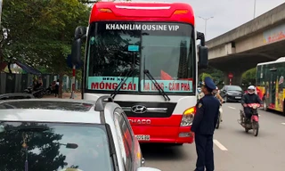 Lại tái diễn cảnh xe khách 'nhồi nhét', 'rùa bò' ở Hà Nội