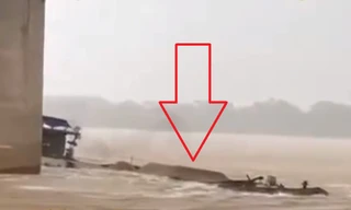 Tàu chở cát 'cao có ngọn' chìm trên sông Hồng