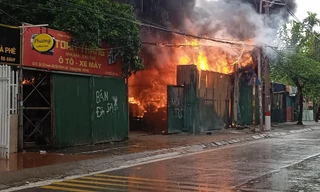 Cháy ngùn ngụt tại nhà lán tôn.