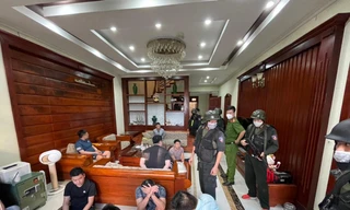 Cơ quan chức năng khám xét nơi ở của các đối tượng.