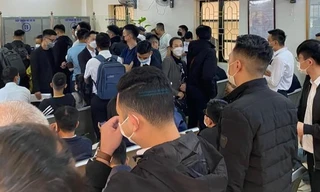 Rất nhiều người dân đến đăng ký phương tiện ngày đầu giảm lệ phí trước bạ. Ảnh Công Huy