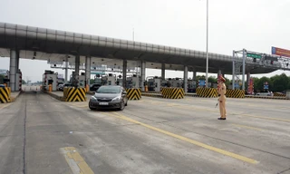 Tổ công tác làm nhiệm vụ trên tuyến cao tốc.