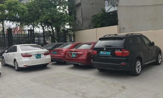 5 chiếc xe hạng sang không có giấy tờ bị phát hiện trong đường dây. Ảnh Công an cung cấp.