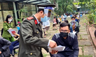 Hàng trăm công nhân ở Hà Nội làm Căn cước công dân gắn chíp mà không cần về quê