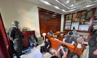 Cơ quan chức năng bóc gỡ đường dây đánh bạc.