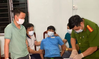 Đối tượng Khé (áo xanh) ngồi giữa. Ảnh Công an tỉnh Lào Cai.