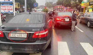 Hình ảnh hai chiếc ô tô có BKS giống nhau được chia sẻ trên mạng xã hội.