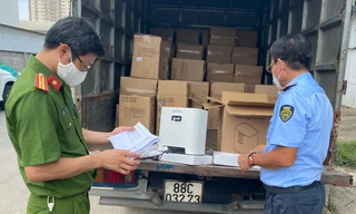 Số lượng lớn máy thở thu giữ.