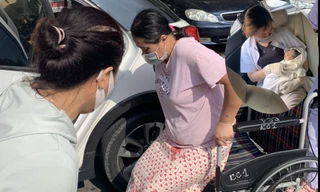 Sản phụ N. được công an và cán bộ y tế hỗ trợ tại chốt kiểm soát dịch.