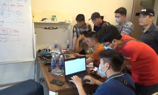 Lực lượng chức năng khám xét nơi ở của các đối tượng.