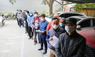 Người dân xếp hàng làm thủ tục đổi biển vàng trước ngày ‘hết hạn’