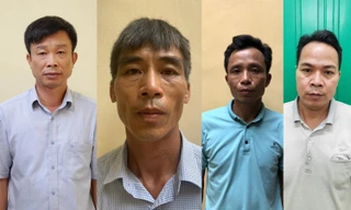 Nguyễn Xuân Hùng (ngoài cùng bên trái) cùng các bị can trong vụ án