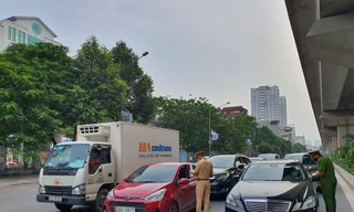 Lực lượng chức năng kiểm tra giấy đi đường của người dân.