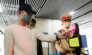 Hình ảnh khách đi tàu Cát Linh - Hà Đông dùng CCCD gắn chíp để quét QR Code 