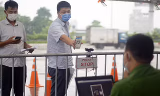 Bộ Công an bắt đầu quét mã QR Code cho xe cá nhân tại 23 chốt kiểm soát dịch ở Hà Nội
