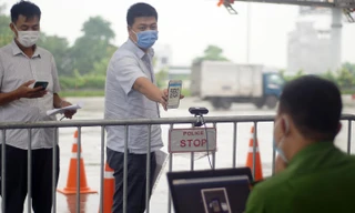 Bộ Công an bắt đầu quét mã QR Code cho xe cá nhân tại 23 chốt kiểm soát dịch ở Hà Nội