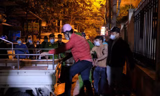 Lực lượng chức năng khống chế M. đưa về trụ sở làm rõ. Ảnh: Đ.G