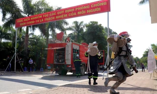 Lực lượng PCCC&CNCH diễn tập phương án khi xảy ra hoả hoạn tại khu cách ly y tế.
