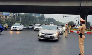 Lực lượng CSGT điều tiết giao thông khu vực đường Phạm Hùng.