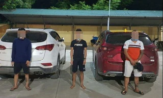 Nhóm thanh niên tụ tập trên núi uống rượu. Ảnh Công an cung cấp.