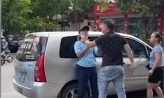 Tài xế xe ô tô con tay cầm dao xô xát với phụ xe buýt. Ảnh cắt từ clip.