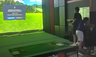 Hình ảnh trong các phòng chơi golf điện tử. Ảnh Công an cung cấp