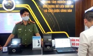 Cận cảnh thiết bị hiện đại dùng đọc dữ liệu căn cước công dân gắn chíp