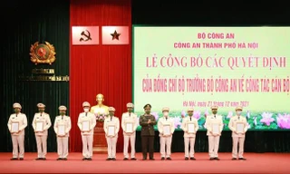 Trao quyết định điều động, bổ nhiệm cán bộ chủ chốt Công an TP Hà Nội. Ảnh: ANTĐ
