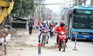 Người dân vất vả luồn lách vượt qua 'đại công trường' đường Vành đai 2