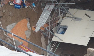 Hố 'tử thần' ở Hà Nội đe dọa nhà dân