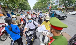 Cảnh sát kiểm tra giấy đi đường.