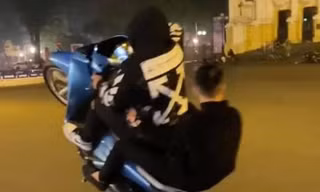 Hình ảnh hai nam thanh niên bốc đầu xe SH.