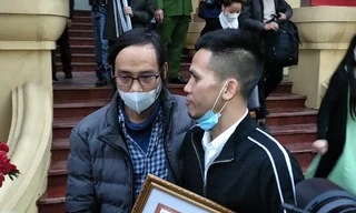 Ông H. ôm lấy người đã cứu con gái mình. Ảnh: Thanh Hà