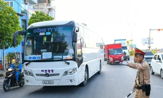 Lực lượng CSGT làm nhiệm vụ tại các chốt kiểm soát dịch.