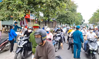 Hà Nội: Phương tiện ùn dài trước chốt kiểm soát dịch chờ kiểm tra giấy tờ
