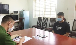 Đối tượng Phúc làm việc với cơ quan công an. Ảnh V.T