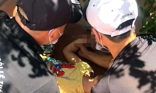 Bé trai được đưa đi cấp cứu sau khi rơi từ tầng 5 xuống tầng 3 toà chung cư.