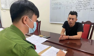 Công an làm việc với đối tượng Lố. Ảnh Công an cung cấp.