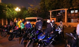 Nhiều thanh niên điều khiển phương tiện bị dừng kiểm tra.