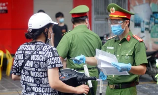 Chốt kiểm soát dịch kiểm tra giấy tờ của người đi đường.