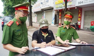 Hà Nội: Cảnh sát tăng cường tuần tra, xử lý vi phạm về giãn cách xã hội